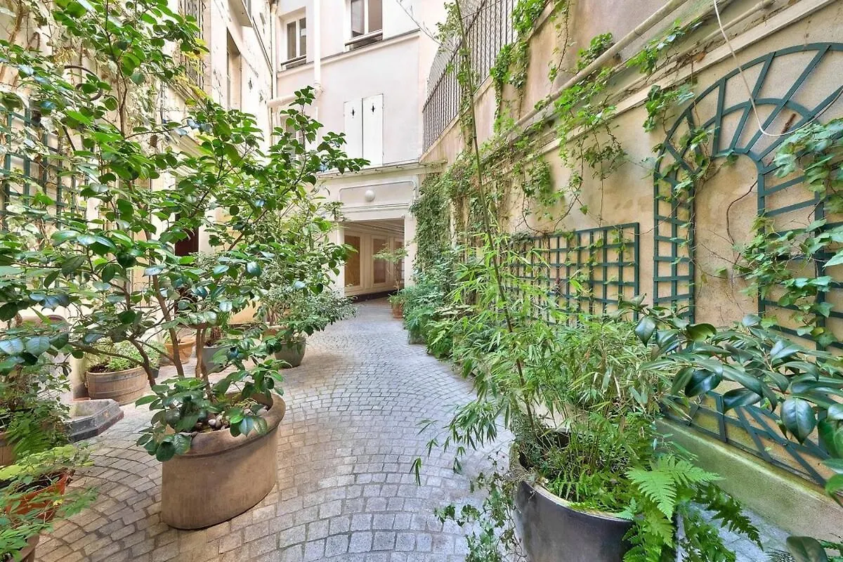 Paris City Centre, St Lazare Station, Metro, Theatre Mogador, Casino De Paris, Trianon, Moulin Rouge, Sacre Coeur, Galeries Lafayette, From 1 To 4 Guests 0*,  Frankreich
