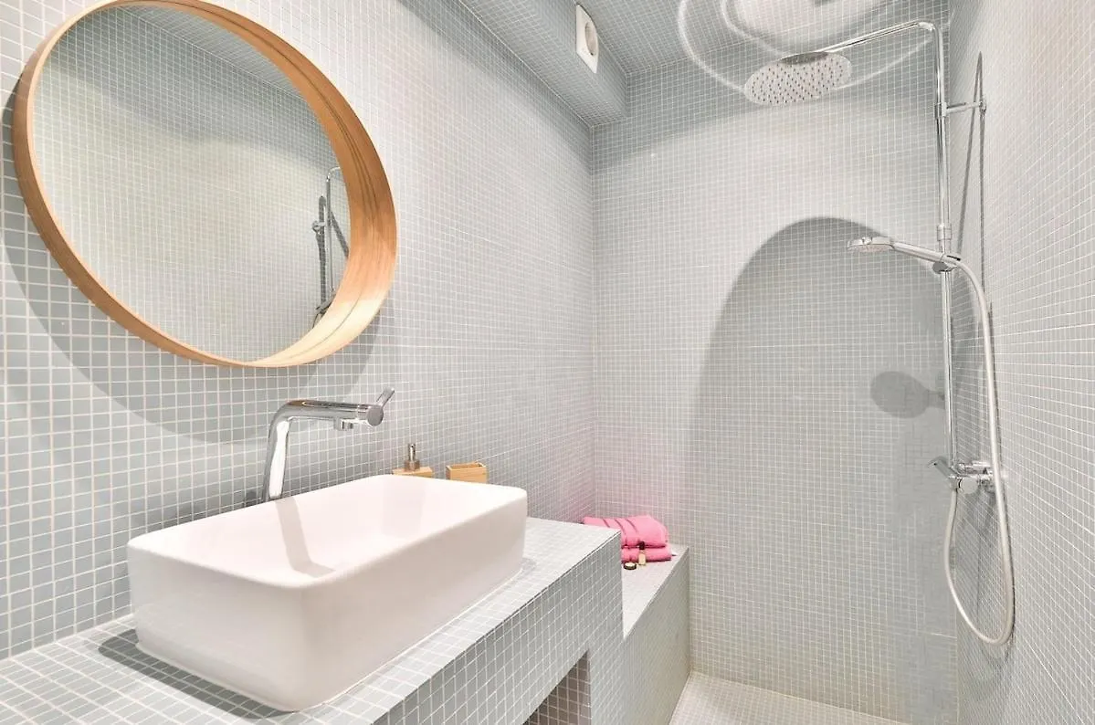 Paris City Centre, St Lazare Station, Metro, Theatre Mogador, Casino De Paris, Trianon, Moulin Rouge, Sacre Coeur, Galeries Lafayette, From 1 To 4 Guests 0*,  프랑스